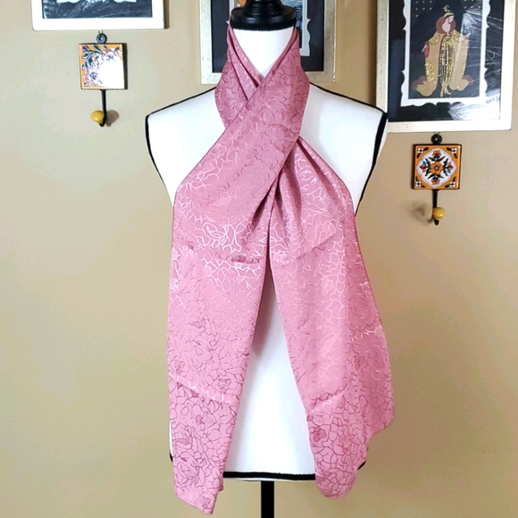 Pink scarf - Picture 4 of 4